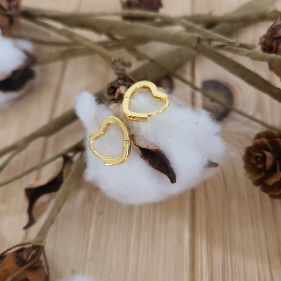 💛💛NEW💛💛SO CUTE!! Heart Huggie Hoop Earrings in GOLD Plating 💛💛 - Picture 9 of 16